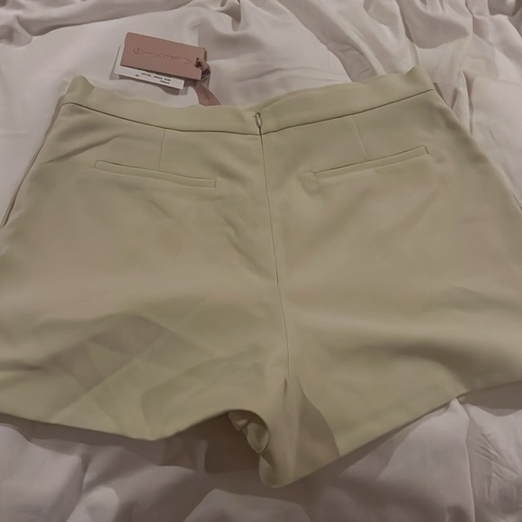 Alexis ivory, high waist cargo shorts - Picture 4 of 4